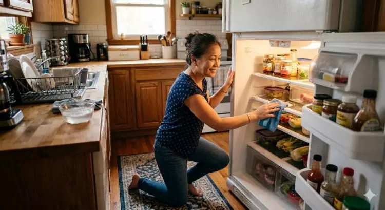 Kulkas bau amis setelah Lebaran? 4 Cara membersihkannya dari sisa daging dan makanan