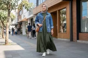 5 Cara mengubah gamis dan koko Lebaran jadi gaya kasual yang super trendy