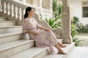 5 Ide pose foto outfit kondangan sendiri pakai kamera HP yang aesthetic dan natural