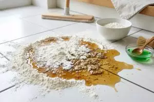 Lantai dapur licin dan berminyak? Atasi pakai 2 bahan dapur ini sebelum dipel