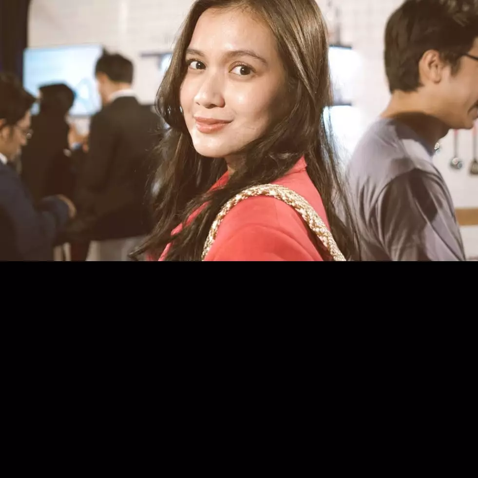 Kisah Dea Annisa jadi tulang punggung keluarga dan tunda pernikahan