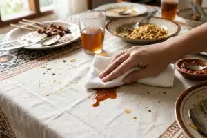 7 Cara darurat bersihkan noda saus di taplak meja setelah acara makan bersama