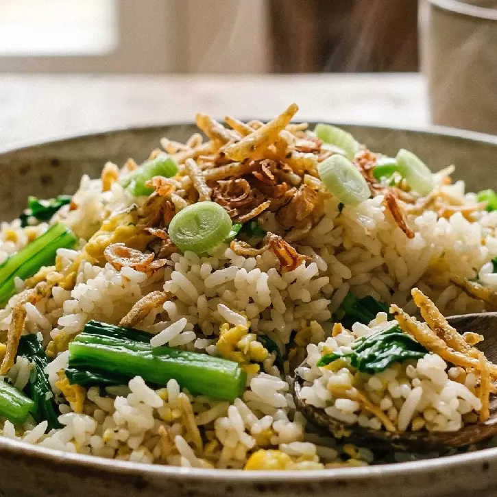 Di kulkas cuma ada nasi sisa semalam? Cobain resep nasi goreng putih untuk sarapan dari bahan seadanya