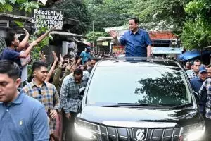 5 Momen Presiden Prabowo blusukan ke bantaran rel kereta Senen, rencanakan hunian layak bagi warga