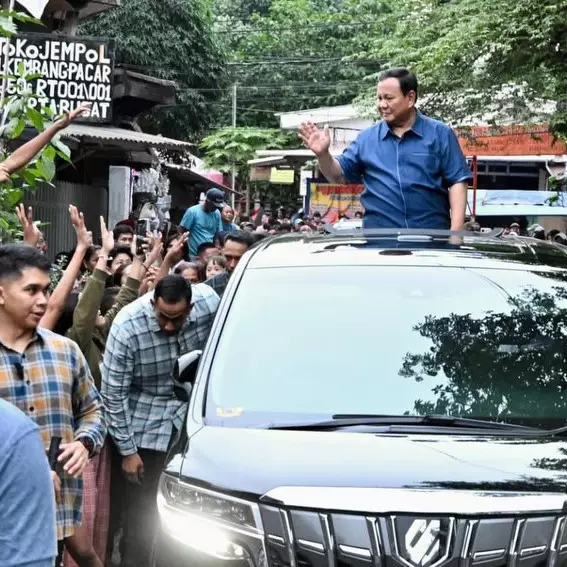 5 Momen Presiden Prabowo blusukan ke bantaran rel kereta Senen, rencanakan hunian layak bagi warga 