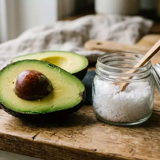 Cuma pakai garam, ini trik simpel bikin alpukat cepat matang dalam 1 hari