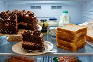 Bye-bye cake seret! Ini cara simpan kue sisa potongan tetap lembut maksimal pakai roti tawar