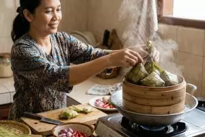 Ketupat sisa Lebaran mengeras? Ini cara menghangatkannya agar empuk lagi