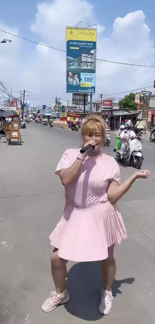 Pinkan Mambo Live TikTok di Pinggir Jalan berbagai sumber Pinkan Mambo Live TikTok di Pinggir Jalan berbagai sumber