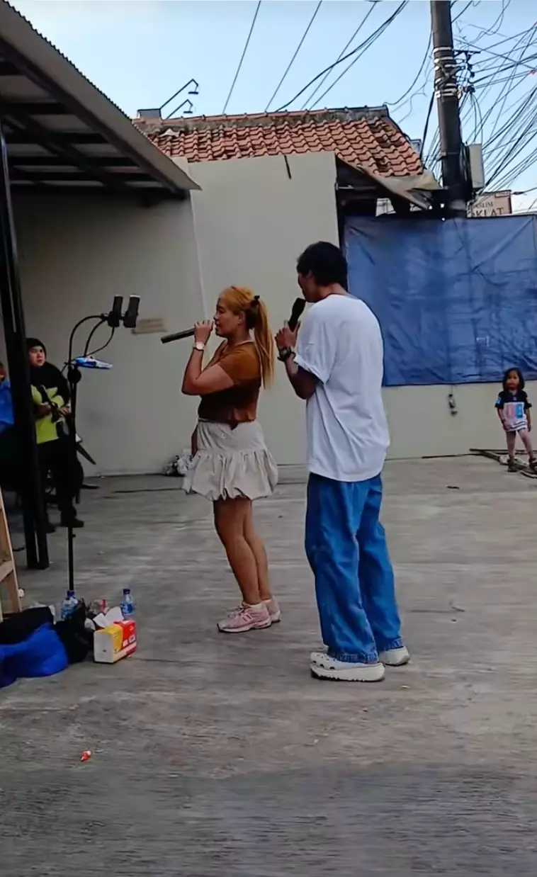 Pinkan Mambo Live TikTok di Pinggir Jalan berbagai sumber Pinkan Mambo Live TikTok di Pinggir Jalan berbagai sumber