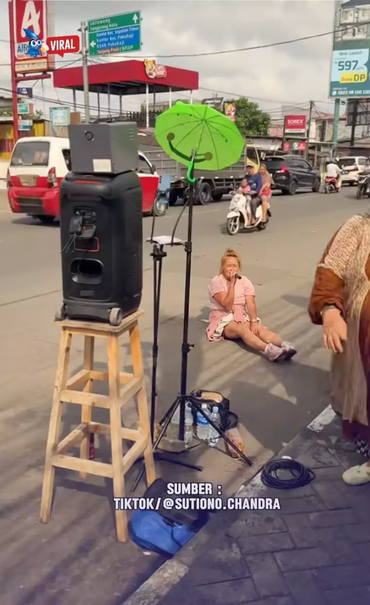 Pinkan Mambo Live TikTok di Pinggir Jalan berbagai sumber Pinkan Mambo Live TikTok di Pinggir Jalan berbagai sumber