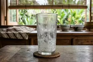 Gelas kusam penuh kerak? 6 Solusi rumahan yang terbukti efektif dan murah