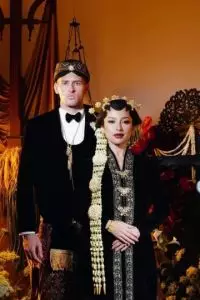 5 Gaya klasik Jennifer Coppen &amp; Justin Hubner berbusana adat Jawa, penyatuan hati memulai kisah abadi