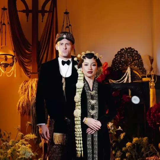 5 Gaya klasik Jennifer Coppen &amp; Justin Hubner berbusana adat Jawa, penyatuan hati memulai kisah abadi