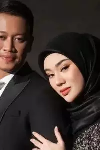 Gara-gara suami video call tak senonoh dengan wanita lain. 