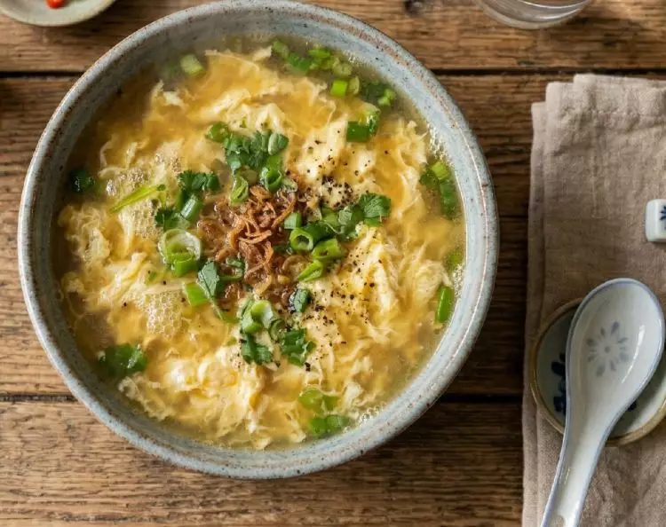 Cuaca tak tentu bikin rawan sakit? Cobain yuk resep sup telur yang hangat dan siap saji dalam 10 menit