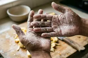 Getah nangka susah hilang meski sudah pakai sabun? coba trik daun jambu biji ini