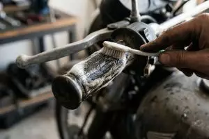 Bahan dapur ini ternyata ampuh angkat kerak membandel di karet stang motor, tanpa garam sekalipun