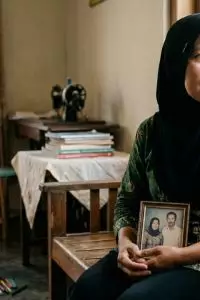 Jangan pernah merasa bersalah karena merasa hancur.