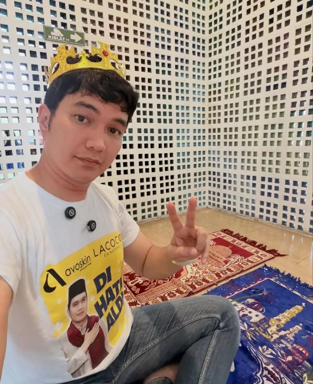 Aldi Taher jualan burger foto: Instagram/@alditaher.official Aldi Taher jualan burger foto: Instagram/@alditaher.official