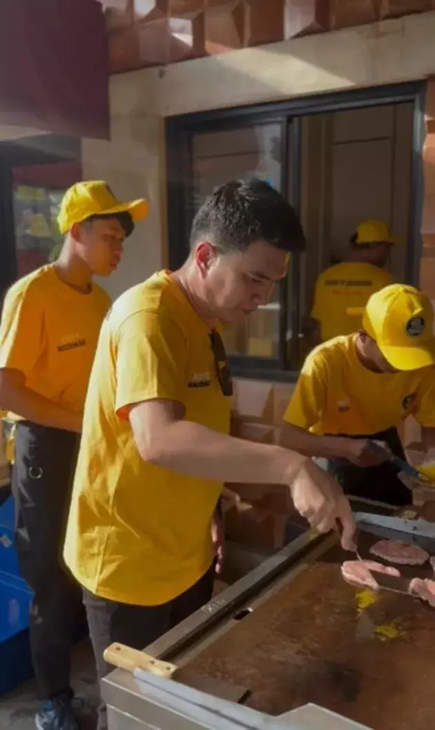 Aldi Taher jualan burger foto: Instagram/@alditaher.official Aldi Taher jualan burger foto: Instagram/@alditaher.official