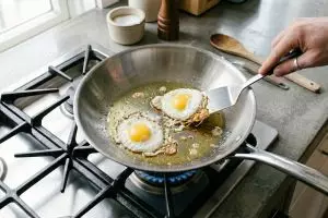 Ternyata cuma pakai garam, wajan lengket bisa kembali licin seperti baru tanpa kerak