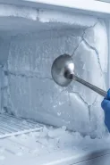 Bunga es freezer menumpuk tebal? Cukup pakai sendok sayur, begini cara membersihkannya