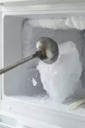 Cukup pakai sendok sayur, begini cara bersihkan bunga es freezer yang aman dan efektif