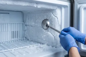 Bunga es freezer menumpuk tebal? Cukup pakai sendok sayur, begini cara membersihkannya