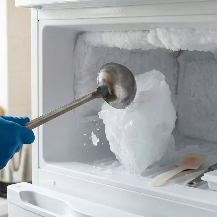 Cukup pakai sendok sayur, begini cara bersihkan bunga es freezer yang aman dan efektif