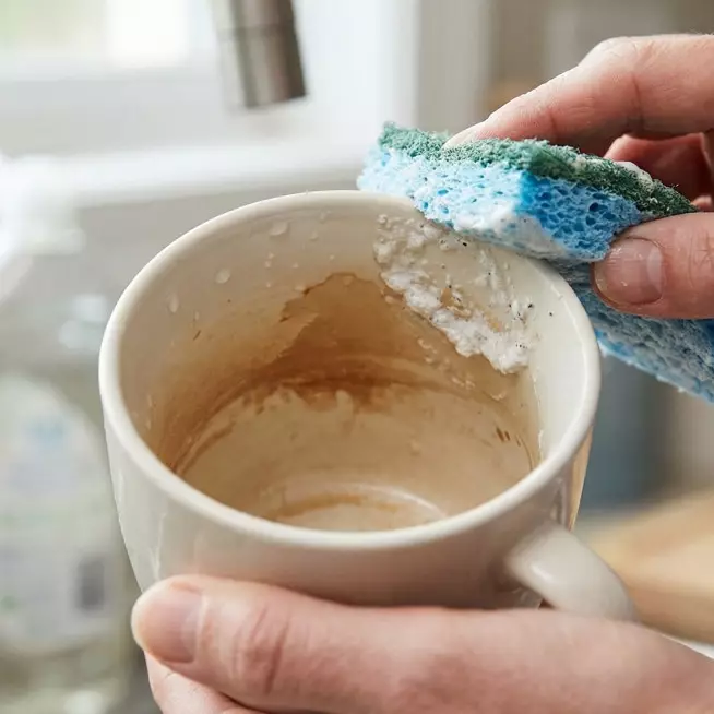 Bukan cuma sabun, ternyata ini cara benar cuci gelas bekas teh agar kembali kinclong