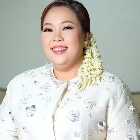 Detail makeup Inaya Wahid di hari bahagia, MUA Surabaya ungkap riasan soft natural putri Gus Dur