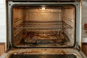 Cuma modal baking soda, karat di rak oven bisa rontok seketika, begini langkah mudahnya