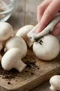 Jangan dikupas dan jangan dicuci lama, ini cara tepat bersihkan jamur kancing agar tetap enak