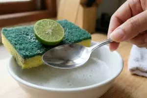 Bukan cuma sabun, ini 5 langkah pasti atasi sendok licin setelah makan kue