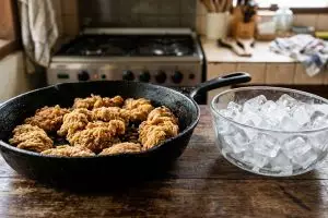 Cuma pakai es batu, begini cara panaskan ayam krispi tanpa digoreng, tetap renyah dan juicy