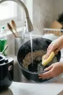 Kerak nasi di rice cooker langsung luruh pakai cara ini, tanpa sikat kasar, tanpa rendam lama