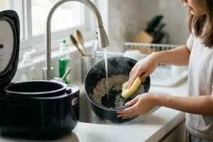 Kerak nasi di rice cooker langsung luruh pakai cara ini, tanpa sikat kasar, tanpa rendam lama