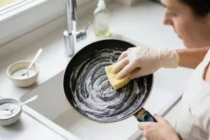 Jangan langsung pakai sabun, ini trik bersihkan teflon berminyak yang lebih efektif dengan baking soda