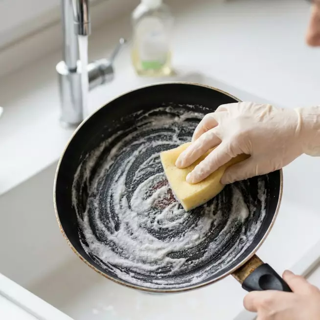 Jangan langsung pakai sabun, ini trik bersihkan teflon berminyak yang lebih efektif dengan baking soda