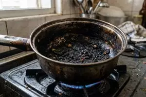 Cara membersihkan panci gosong tanpa capek menggosok, cukup andalkan cuka & baking soda