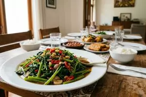 Resep tumis kangkung gurih anti layu, lengkap tips masak sayur tetap hijau segar