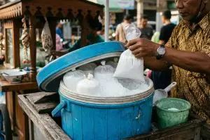Santan segar awet seharian tanpa kulkas? Ini trik dari pedagang es dawet keliling