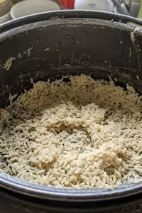 Panci magic com lengket bikin nasi berkerak? Coba trik bersihkan pakai cuka dan 1 bahan dapur ini