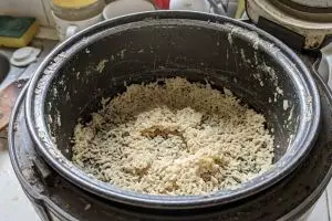 Panci magic com lengket bikin nasi berkerak? Coba trik bersihkan pakai cuka dan 1 bahan dapur ini