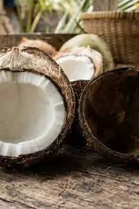 Stop belah batok kelapa sembarangan! Ini cara praktis agar dagingnya terlepas sempurna