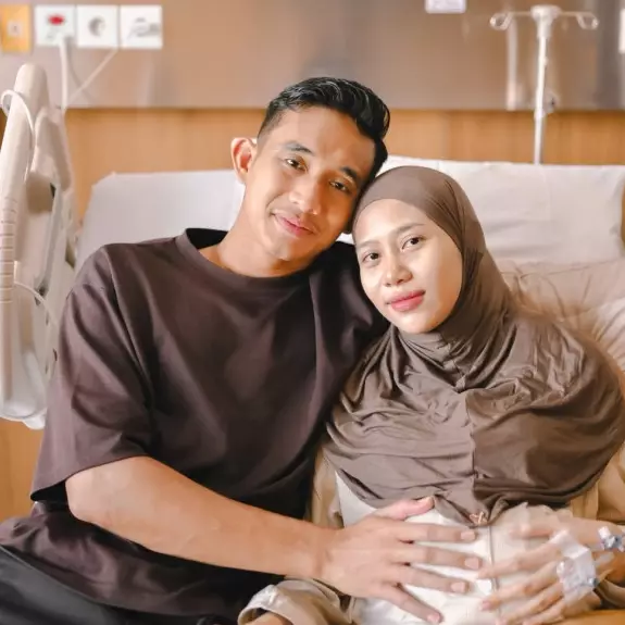 7 Potret momen haru kelahiran Ebrahim Khalif Nadirizky, putra pertama Rizky Ridho dan Sendy Aulia