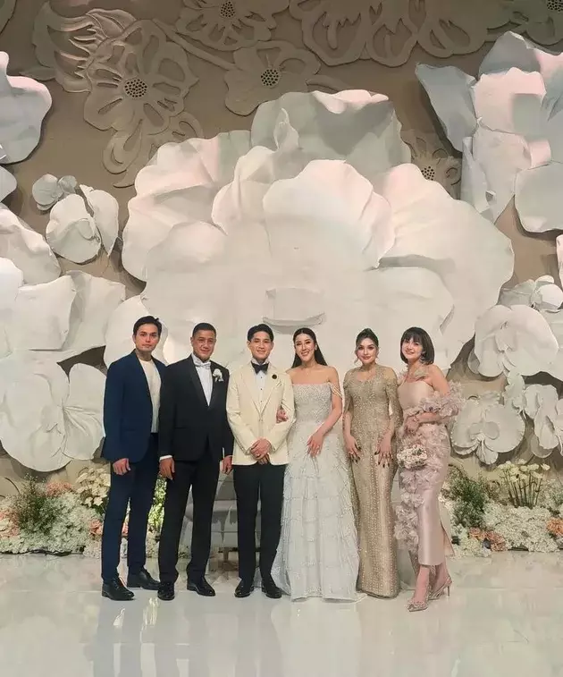 Pernikahan Teuku Rassya berbagai sumber