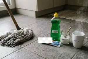 Kain pel bau amis? Cuma modal garam, pasta gigi, & sabun, auto bersih dan wangi lagi