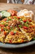 Kangen masakan warmindo? Yuk cobain resep omelet mie yang lebih sehat di rumah